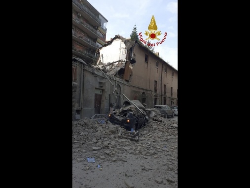 Crolla abitazione a due piani a Roma, tratto vivo un uomo