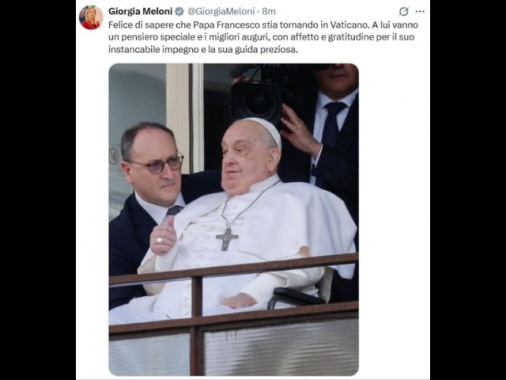 Il Papa alla folla fa pollice alzato, saluto signora con i fiori