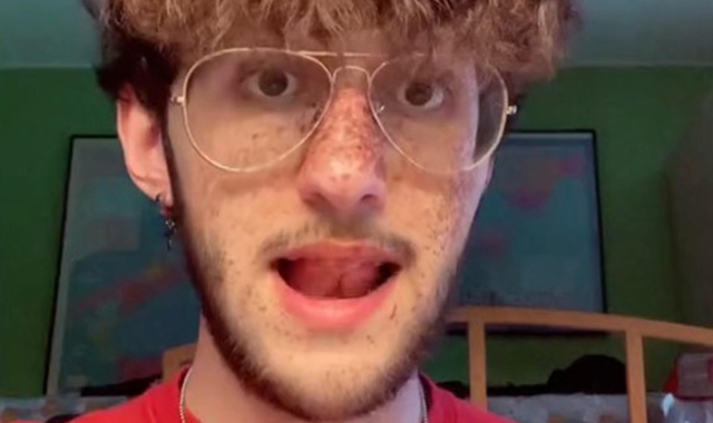 Tiktoker suicida nel Milanese, indagini sui commenti social