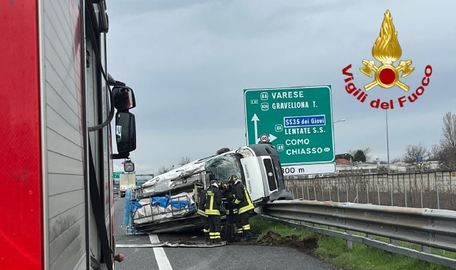Furgone si ribalta sull’A8, code verso Varese