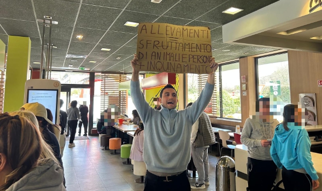 Il blitz di “Ultima Generazione” al McDonald’s di Masnago 