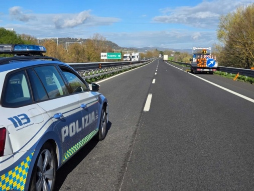 Operaio muore travolto da autocarro mentre lavora in A1