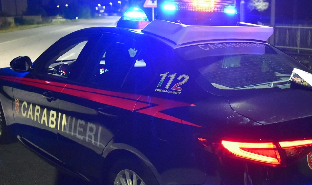 Preso a bastonate nel parcheggio: 71enne in fin di vita