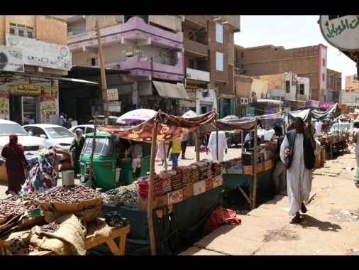 Esercito Sudan colpisce mercato, 'uccisi centinaia civili'