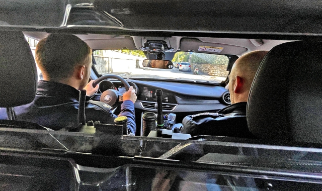 Spintona poliziotto e fugge, bloccato da un passante nel centro di Varese