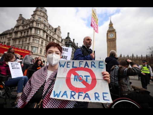 Crescita Pil Gb dimezzata nel 2025 all'1%, taglia welfare