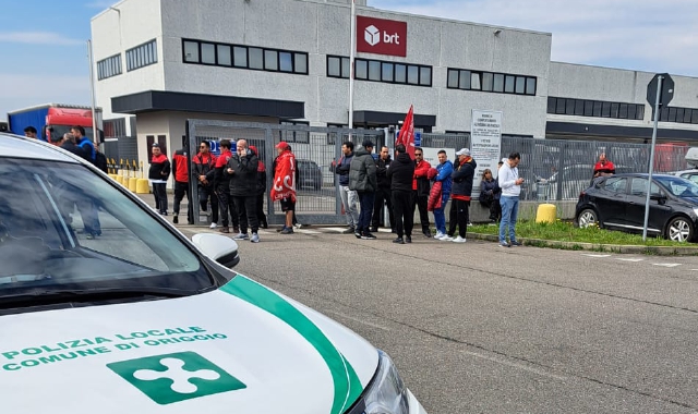 Lo sciopero davanti allo stabilimento della Logistica Bartolini di Origgio