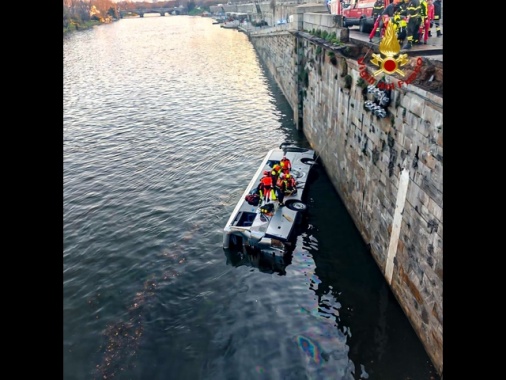 Bus turistico cade nel Po a Torino