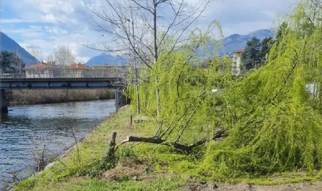 L’episodio è avvenuto nella zona della foce del torrente San Giovanni a Intra (foto Ansa)