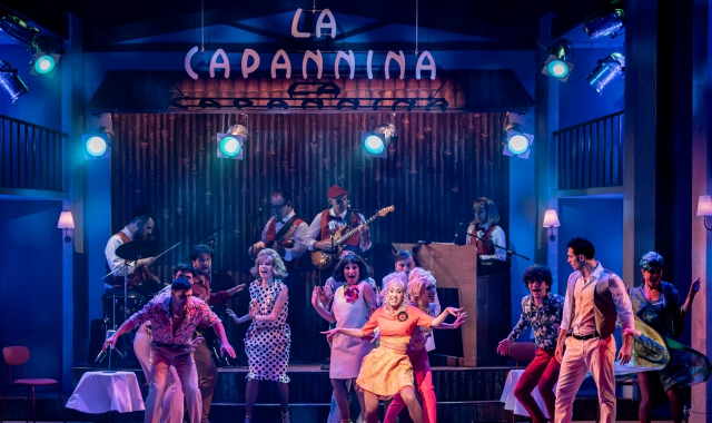 Una scena del musical in scena al teatro Arcimboldi di Milano (foto Giovanni Daniotti)