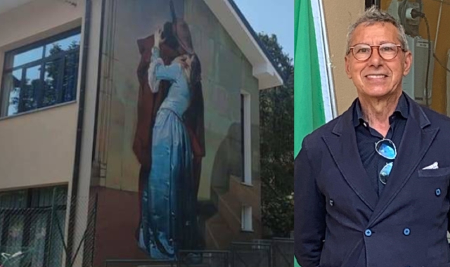 Il murale sulla scuola di Comabbio e il sindaco Mariolino Deplano