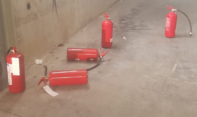 I giovani si sono dati appuntamento nel parcheggio (foto Archivio)