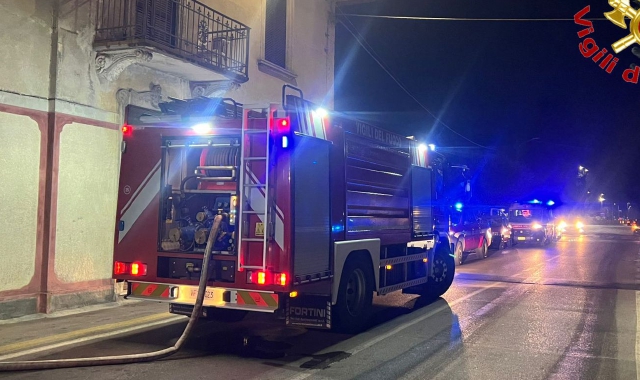 Cucina in fiamme, salvato un uomo