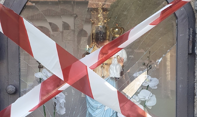 L’edicola votiva della Madonnina di Sesto Calende è stata presa a sassate  (foto da Facebook)