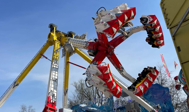 Una delle giostre del luna park della Schiranna (foto Angelo Puricelli/BLITZ)