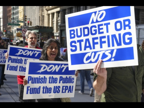 Migliaia in piazza negli Usa contro Musk ai concessionari Tesla