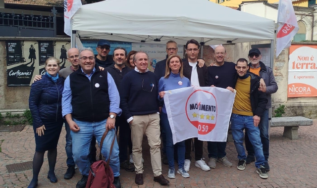 I 5 Stelle varesini davanti al gazebo di via Del Cairo