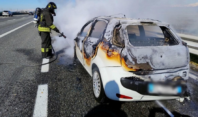 Le operazioni di spegnimento del rogo