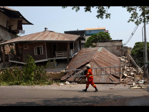 Donna incinta estratta dalle macerie dichiarata morta