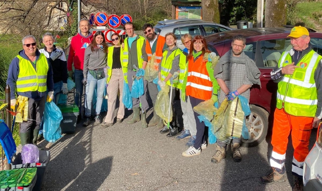 I volontari che hanno ripulito Bregazzana