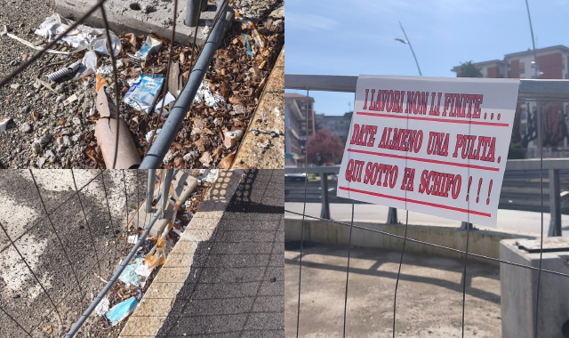 Il cartello e alcuni dei rifiuti in largo Flaiano