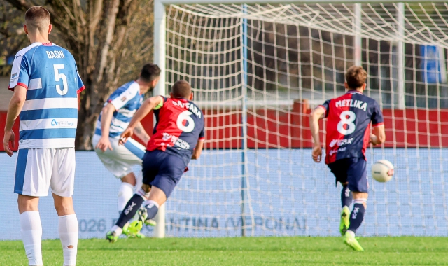 L’esultanza scatenata di Pitou e, in alto a sinistra,la rete su rigore di Alcibiade che ha consentito alla Pro Patria di festeggiare  (fotoservizio Italiamedia)