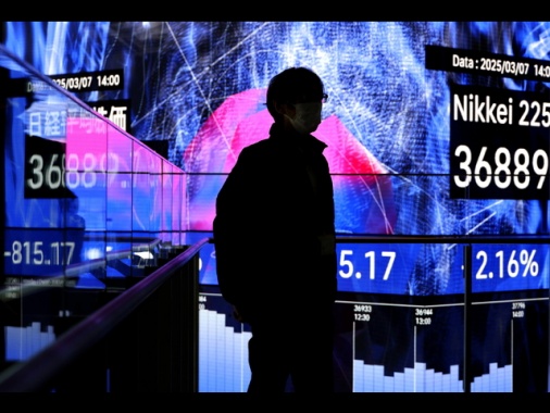 Borsa: Asia a picco con la paura per i dazi, Tokyo -3,9%