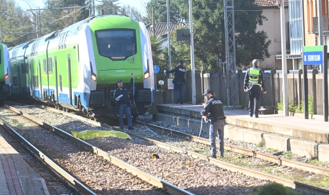 Tragedia questa mattina alla stazione ferroviaria di Vedano Olona (foto Angelo Puricelli, Blitz)