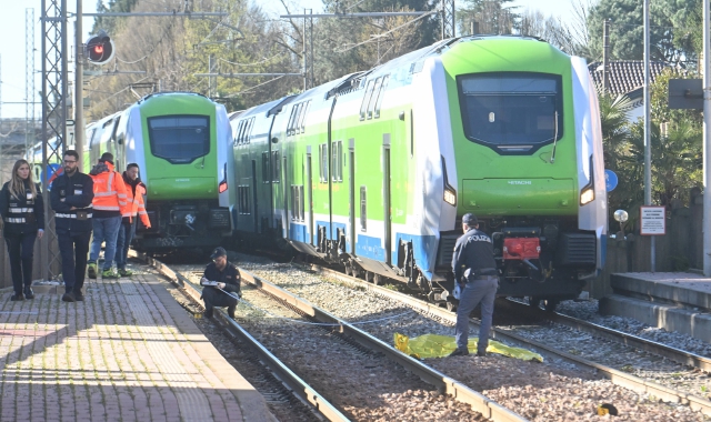 I rilievi della polizia in stazione a Vedano Olona (foto Angelo Puricelli/BLITZ)