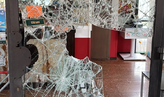 Una foto postata su Instagram dal proprietario del Piada Café di Verbania preso di mira dai ladri