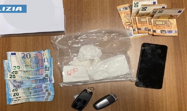 Fuga a tutta velocità con la coca in auto: preso e arrestato