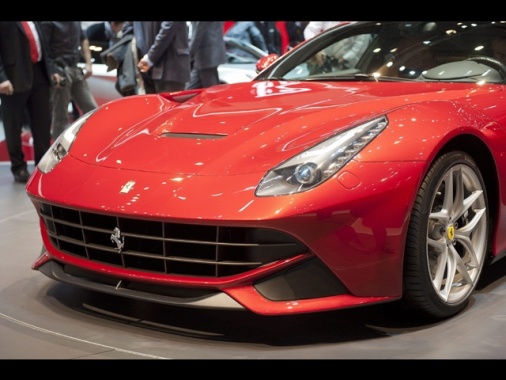 La Rossa di Maranello resiste ai dazi Usa, +3% in Piazza Affari