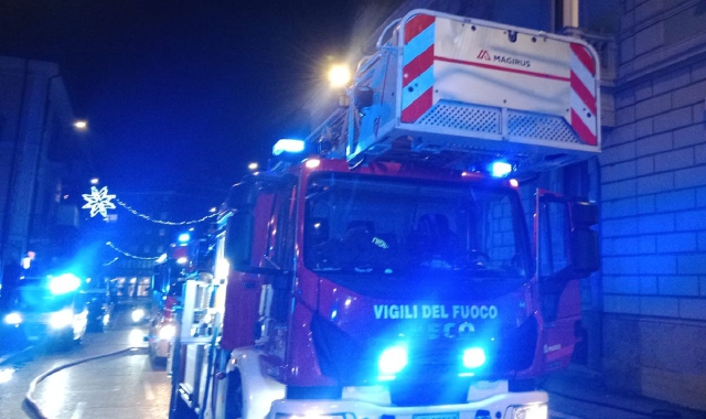 I vigili del fuoco hanno domato le fiamme (foto Archivio)