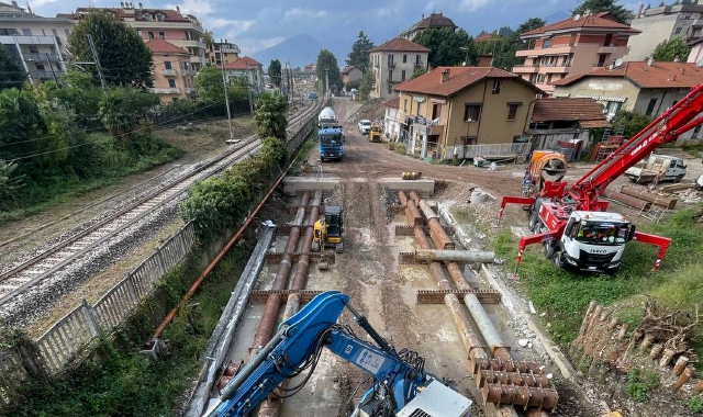 Il cantiere per il sottopasso a Laveno lo scorso ottobre (foto Blitz)