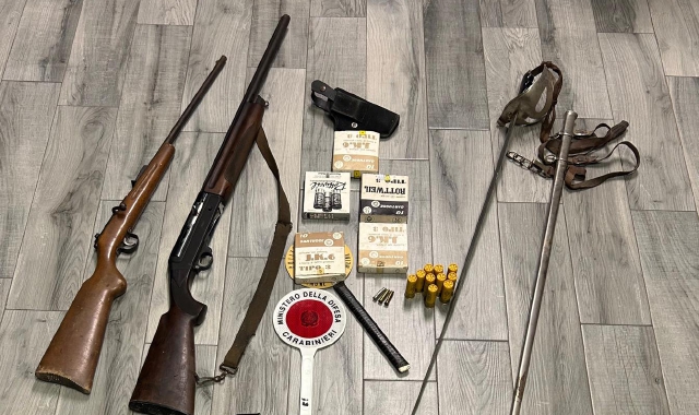 Il materiale che i carabinieri hanno sequestrato ai due gestori del market della droga