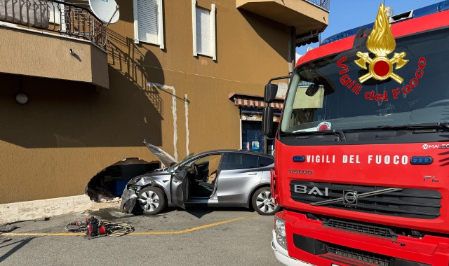 Luino, con la Tesla sfonda il muro di un edificio