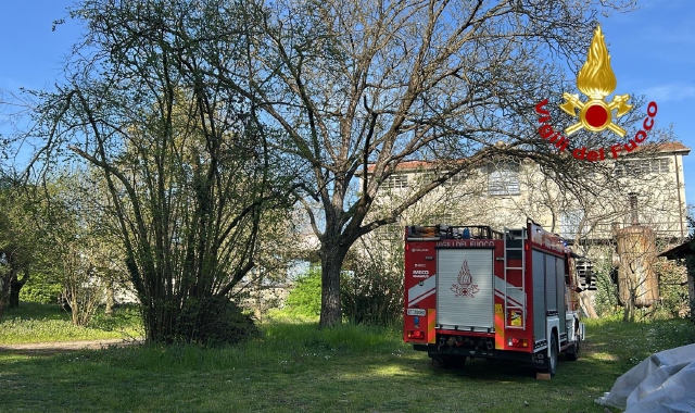 Cede la piattaforma, operai bloccati a 25 metri di altezza