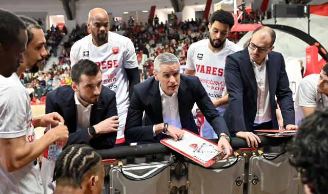 Ioannis Kastritis a colloquio con la squadra durante il match con Scafati (foto Blitz)