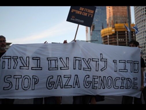 Migliaia in piazza contro Bibi,'qui Shoah, lui in vacanza'