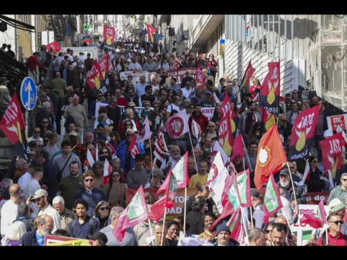 Migliaia di portoghesi in piazza, chiedono aumenti salariali