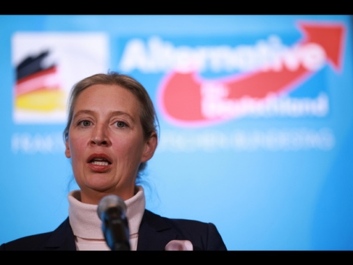 Afd raggiunge l'Unione di Merz nei sondaggi, prima volta