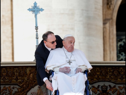 Il Papa si è confessato e ha attraversato Porta santa