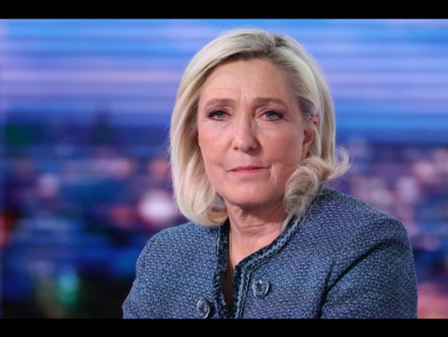 Le Pen alla sua piazza, 'non mollerò di un centimetro'