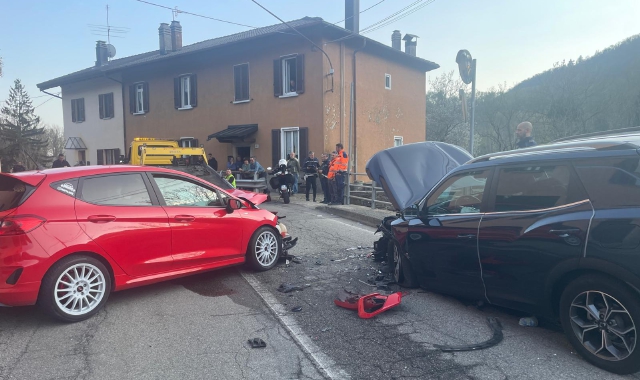 Il frontale ha coinvolto due autovetture (foto Angelo Puricelli - agenzia Blitz)