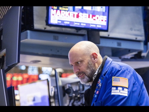 Trump minimizza il crollo in Borsa: dazi sono 'cura necessaria'