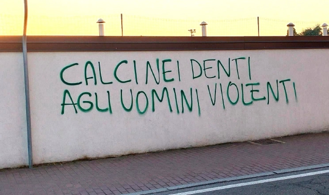 La scritta sul muro del centro giovanile Monsignor Ugo Ronchi  (foto Domenico Ghiotto)