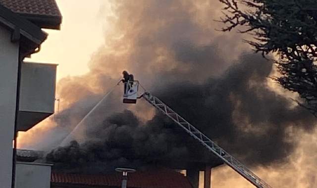Palazzina a fuoco, notte fuori casa per 35 persone