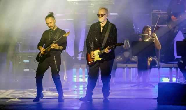 Umberto Tozzi sul palco a Legnano (foto Banfi)