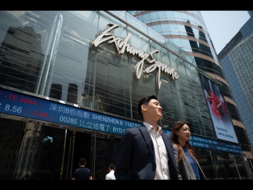 Borsa, Hong Kong tenta il rimbalzo e apre a +2,06%