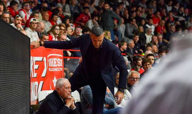 Un rabbuiato Luis Scola lascia la tribuna  dopo il diverbio con qualche tifoso posizionato alle spalle (foto Blitz)